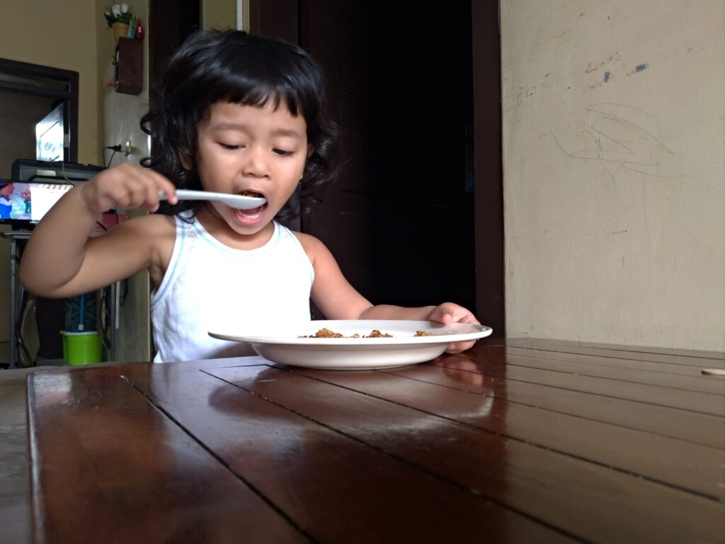 toddler-eating-2025-01-09-15-24-55-utc toddler-eating- with spoon